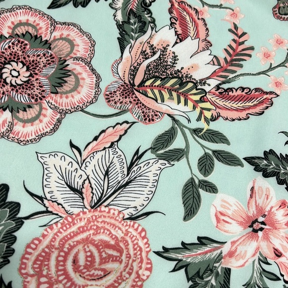 Chenault floral sleeveless top with lace detail at hem. Size Medium. - Picture 4 of 11